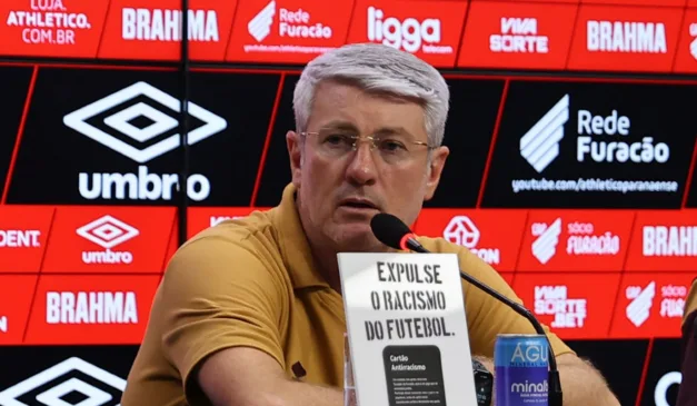 Odair Hellmann em coletiva no Athletico