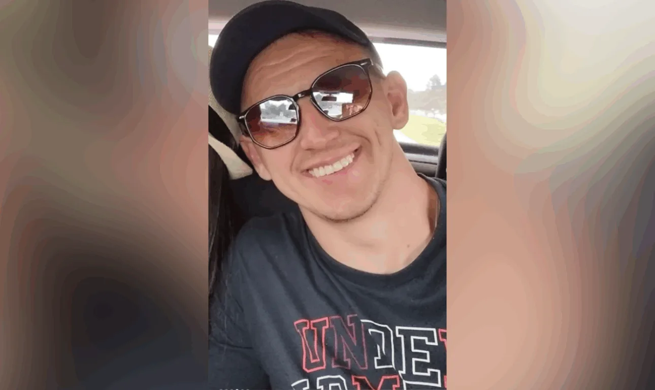 homem de óculo sorrindo