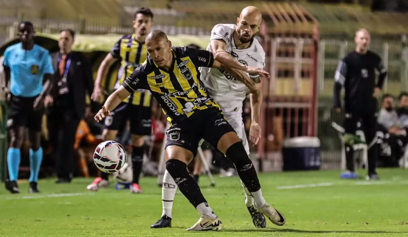 Jogadores do Volta Redonda e Ferroviária 