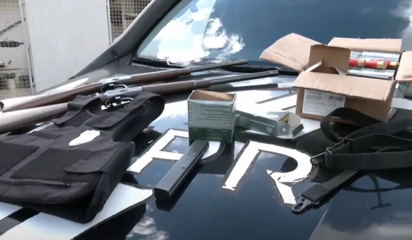 Armas, munições e coletes em capô de viatura da PCPR