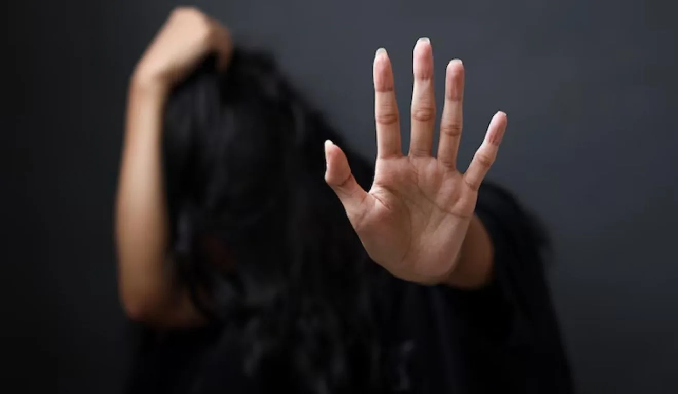 mulher escondida com a mão para a câmera