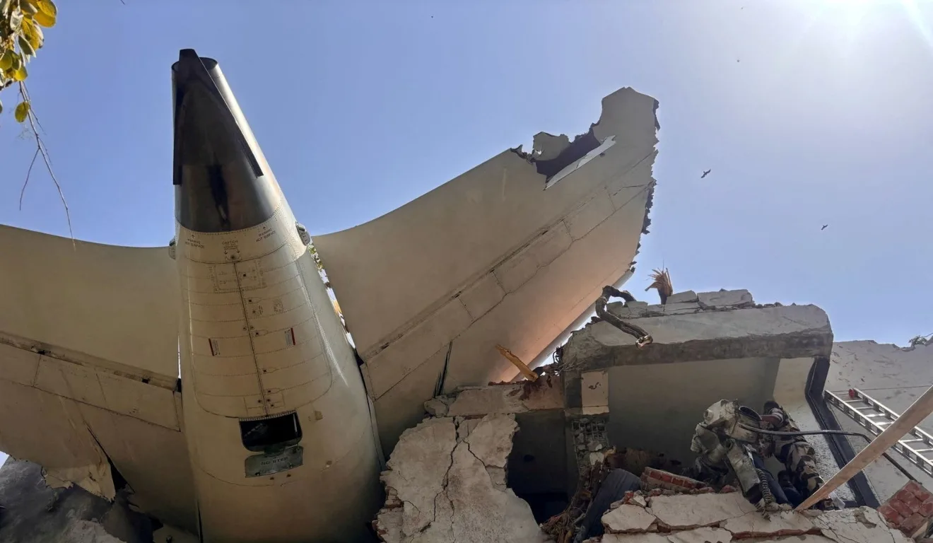 Avião caiu na Índia e deixou ao menos 240 mortos nesta quinta-feira (12) 