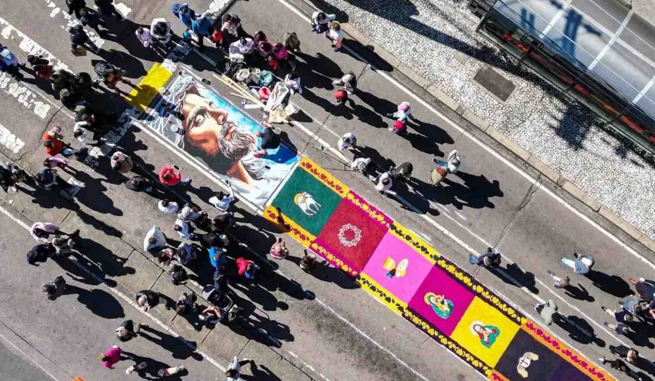 Tapetes confeccionados para o Corpus Christi.