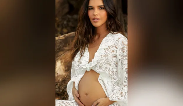 Mariana Rios grávida mostrando barriga