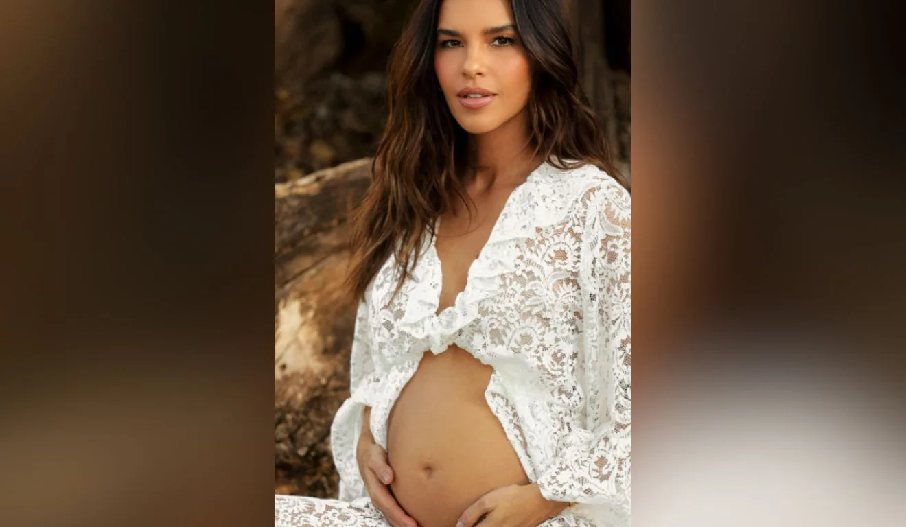 Mariana Rios grávida mostrando barriga