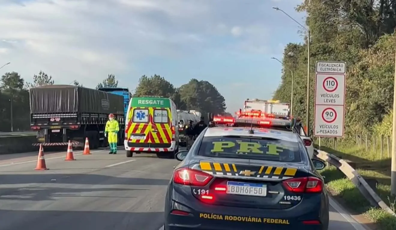 Motociclista colidiu com traseira de caminhão, em acidente na BR-376
