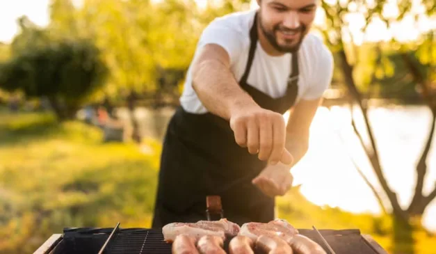 homem fazendo churrasco