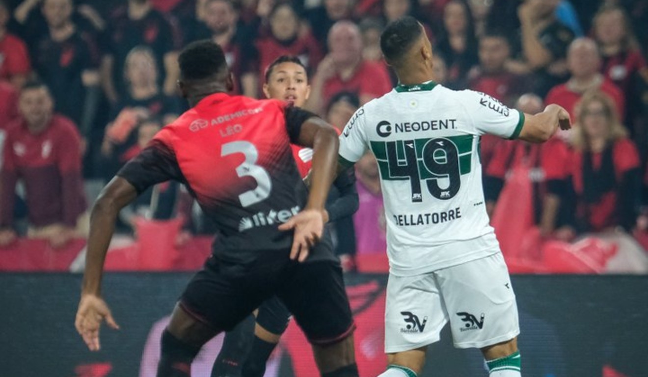 Léo e Dellatorre dividem bola no Atletiba