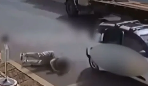 mulher caída no chão após pular de carro em movimento