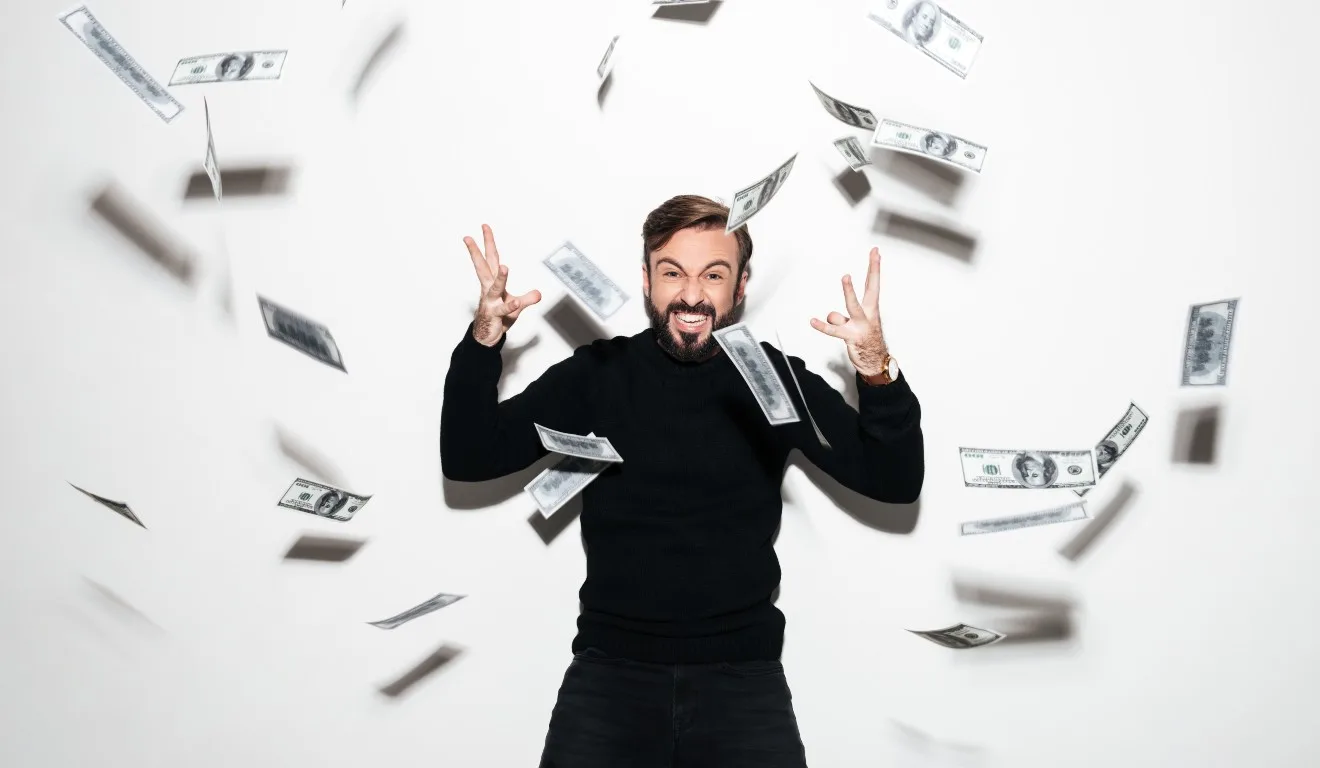 Homem animado em chuva de dinheiro