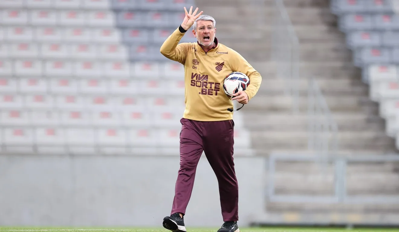 Técnico do Athletico, Odair Hellmann, pode ver mudanças no elenco do Furacão. (Foto: José Tramontin/ Athletico)
