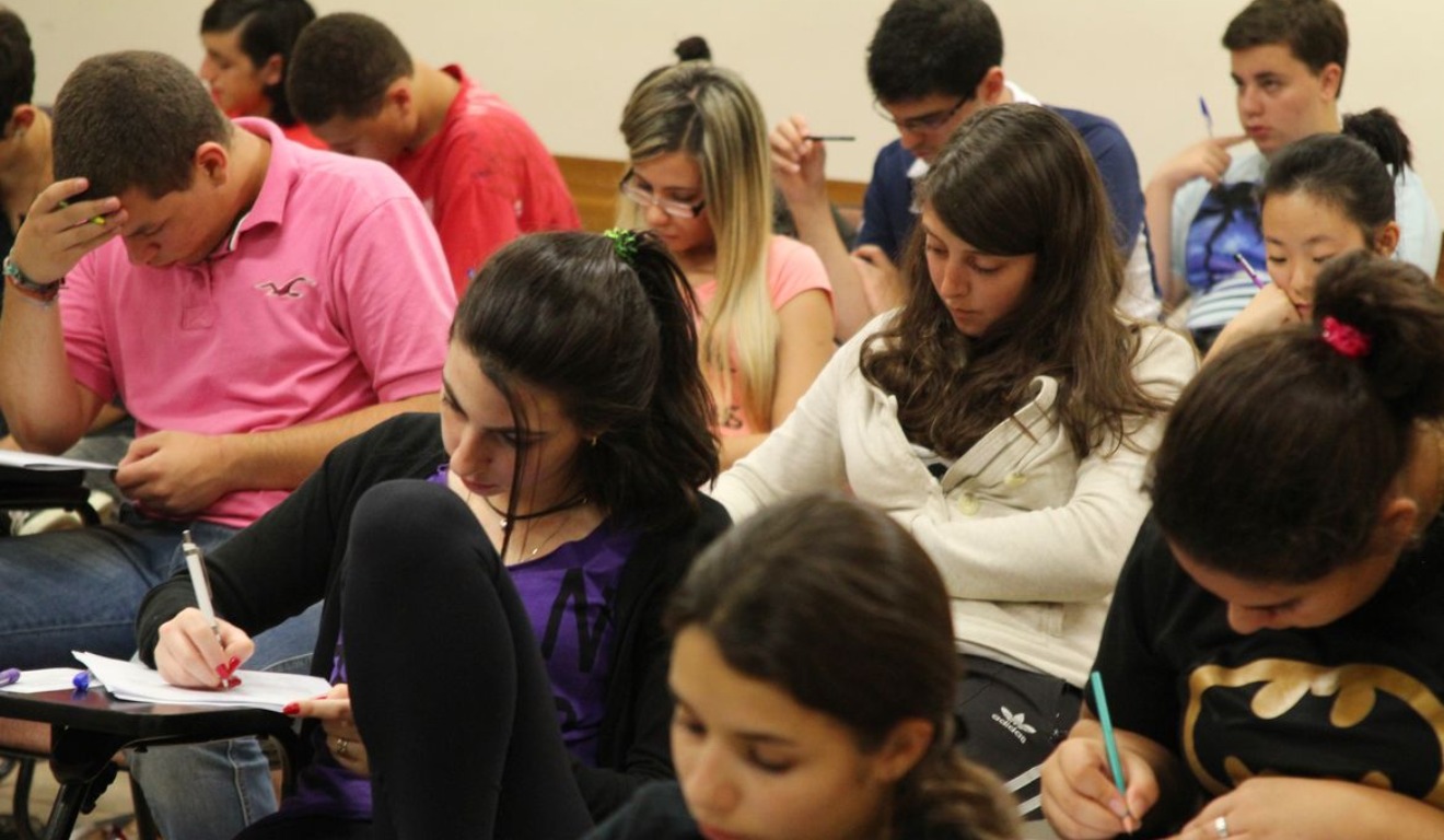 Estudantes se preparando para o vestibular