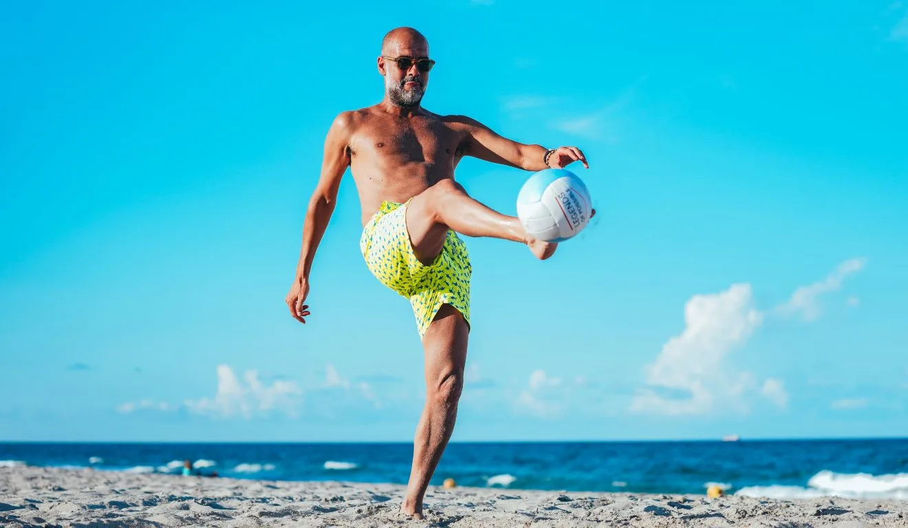 Técnico Guardiola, do Manchester City, em treino na praia na última terça-feira (24).