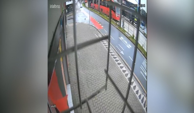 Vídeo mostra mulher sendo atropelada por ônibus biarticulado em Curitiba