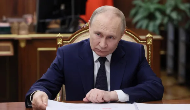 Presidente Putin sentado em cadeira