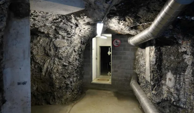 Bunker subterrâneo compedras e canos