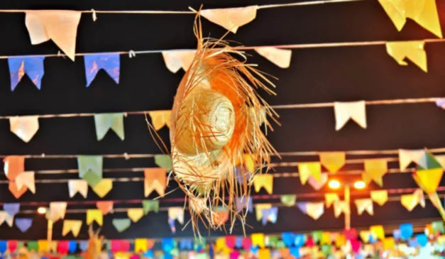 Bandeiras de festa junina e chapéu.