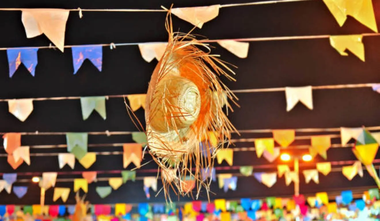 Bandeiras de festa junina e chapéu.