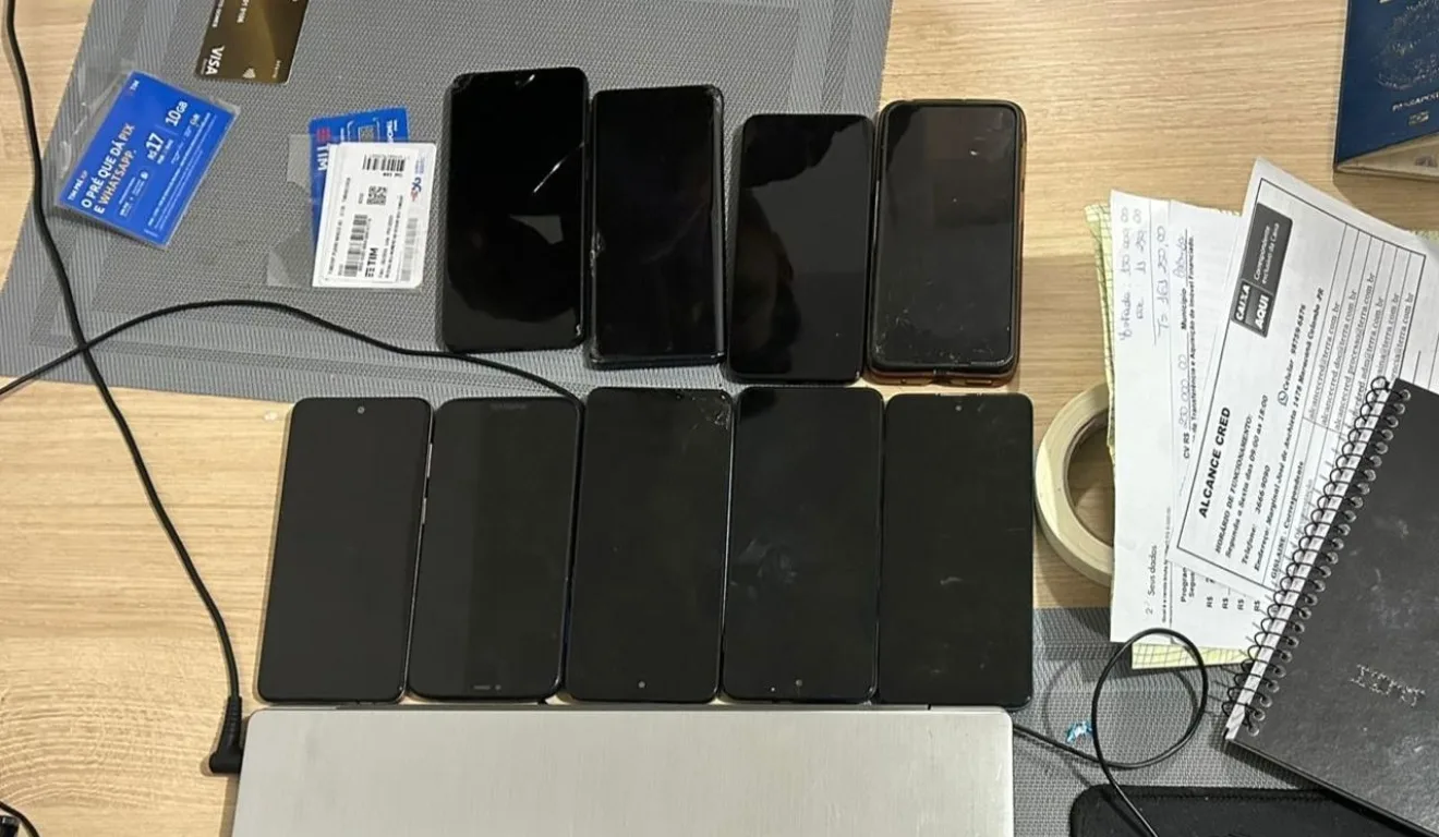 Celulares foram apreendidos durante a operação 