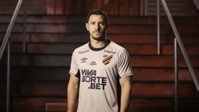 Giuliano foi o modelo do clube no anúncio da camisa 2.