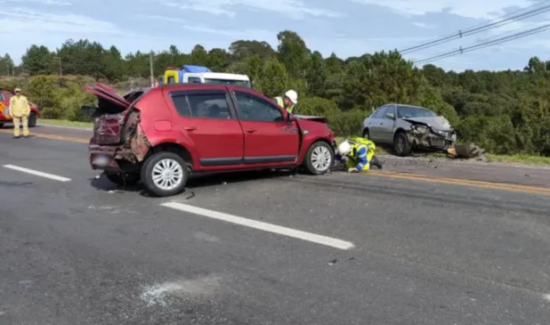 dois carros destruídos um na frente do outro