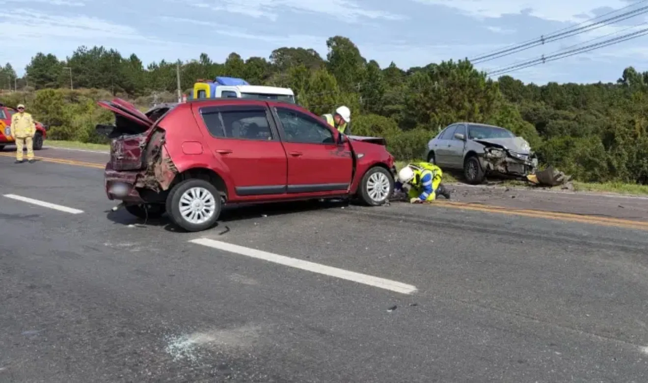 dois carros destruídos um na frente do outro