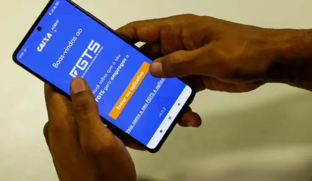 Celular logado no aplicativo do FGTS
