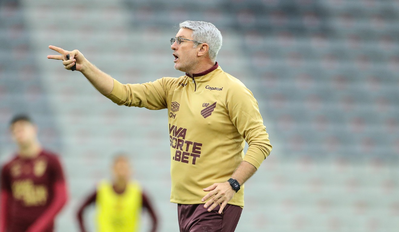 Odair Hellmann, técnico do Athletico