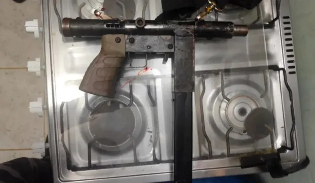 arma de cima de um fogão