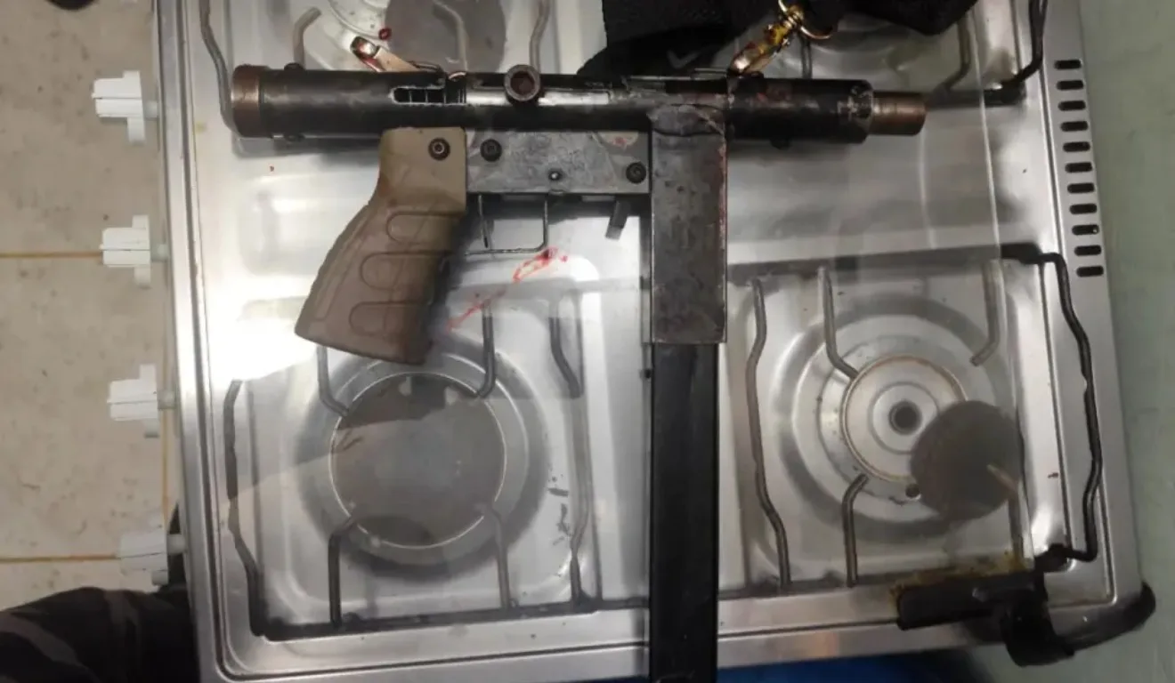 arma de cima de um fogão