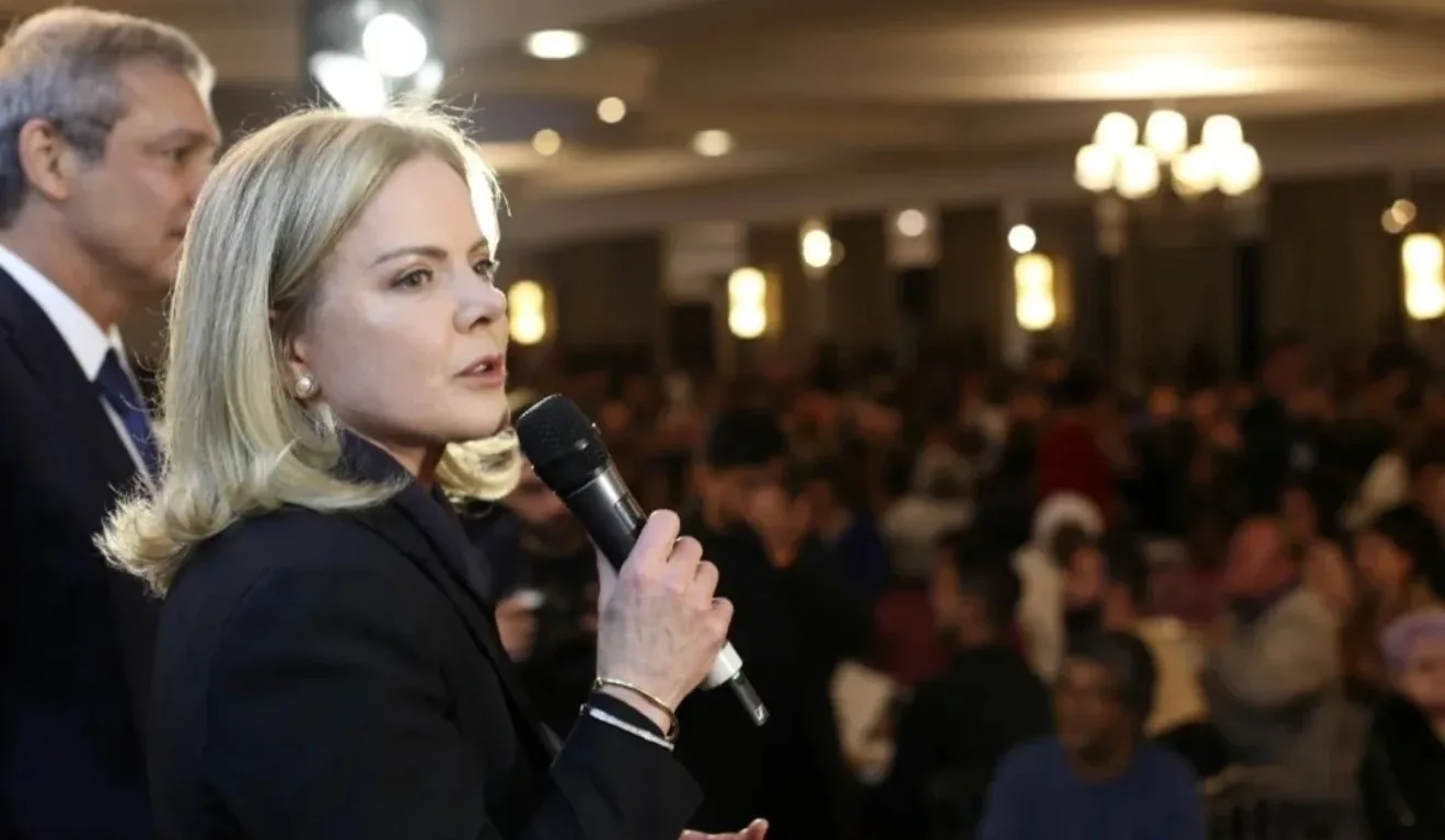 Gleisi Hoffmann comentou sobre o escândalo do INSS em evento, em Curitiba