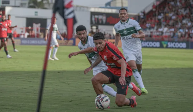 Lance de Atlético-GO x Coritiba, pela Série B