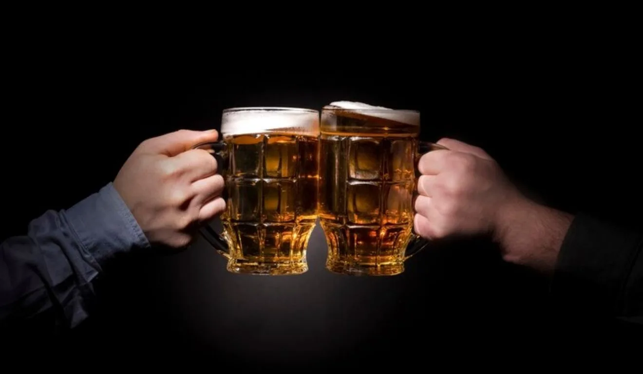 pessoas brindando cerveja em um fundo preto