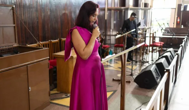 Joice Borodiak, a mulher morta após discussão em loja, se prepara para cantar em igreja