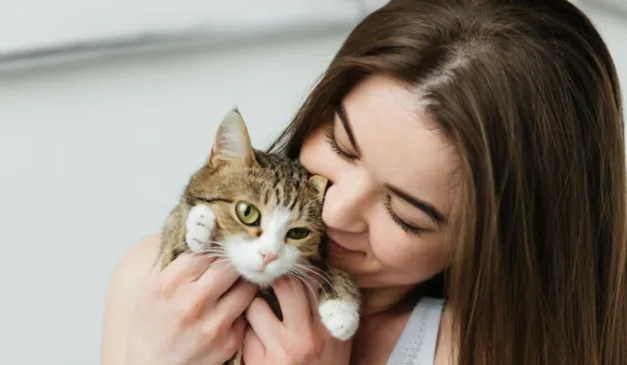 mulher segurando gato adotado
