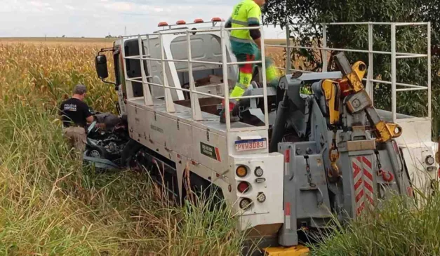 Carro destruído após acidente com guincho