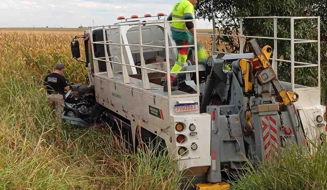 Carro destruído após acidente com guincho