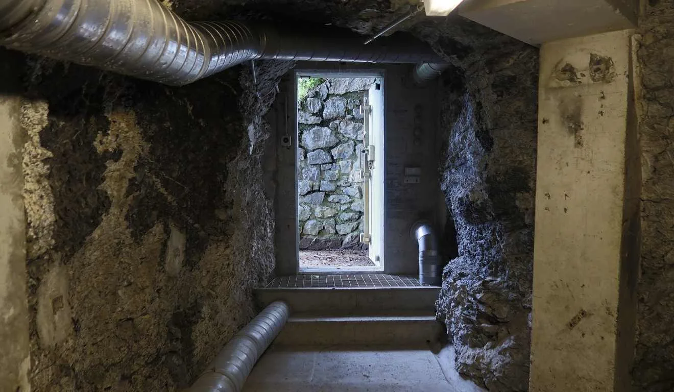 Bunker subterrâneo compedras e canos