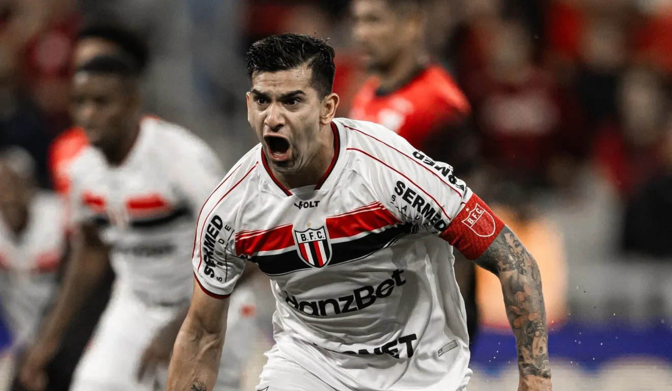 Jogador do Botafogo-SP comemorando gol