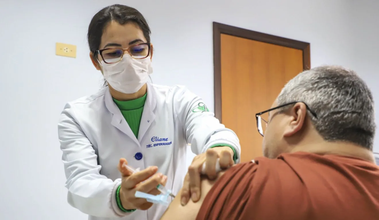 Mulher vacinando homem. 