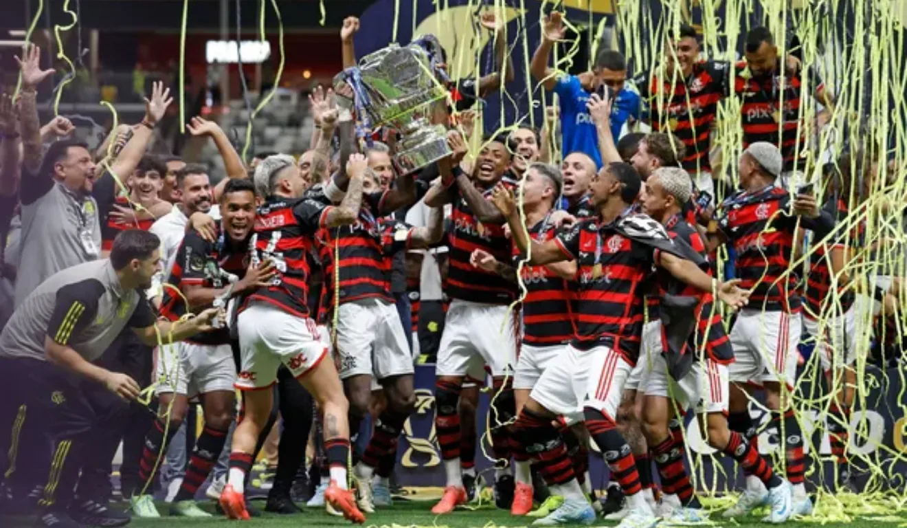 Imagem do Flamengo com a taça da Copa do Brasil.