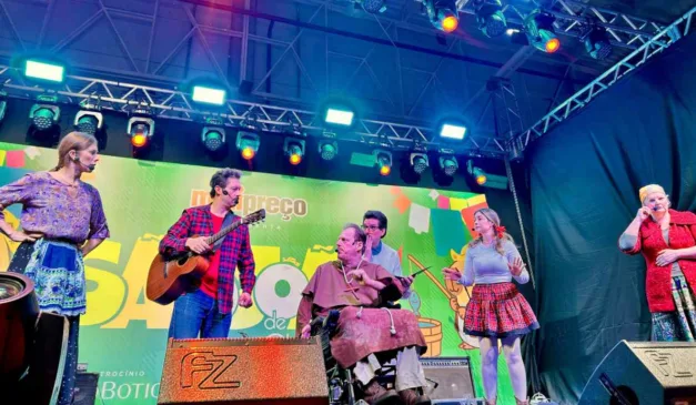 Tesão Piá durante apresentação no São João de Curitiba