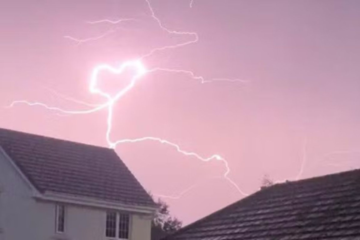 Raio em formato de coração iluminou o céu de vila na Escócia