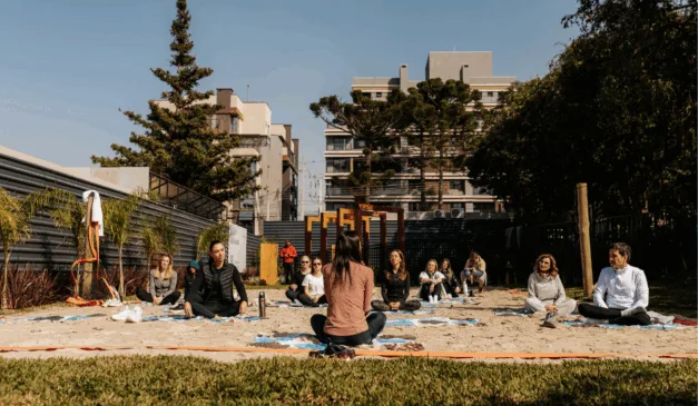 pessoas praticando yoga no Parque Ar, no bairro Cabral, em Curitiba