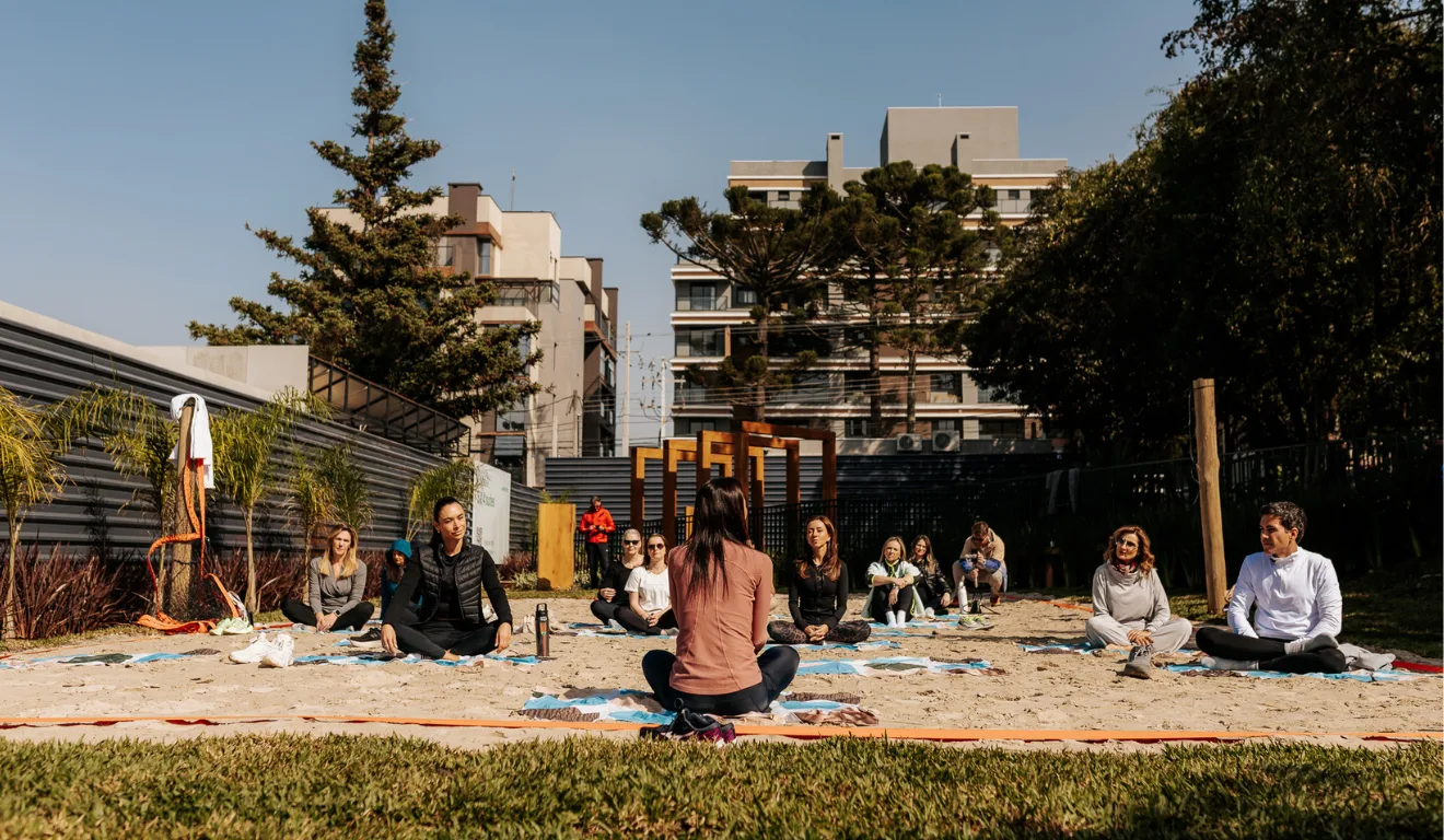 pessoas praticando yoga no Parque Ar, no bairro Cabral, em Curitiba