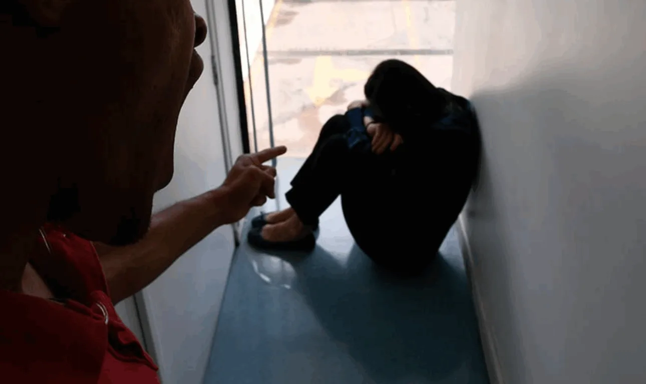 HOMEM GRITANDO COM UMA MULHER NO CHÃO