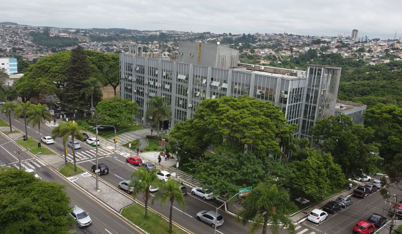Prefeitura de Ponta Grossa, vista pelo alto; servidora aplicou golpe no órgão