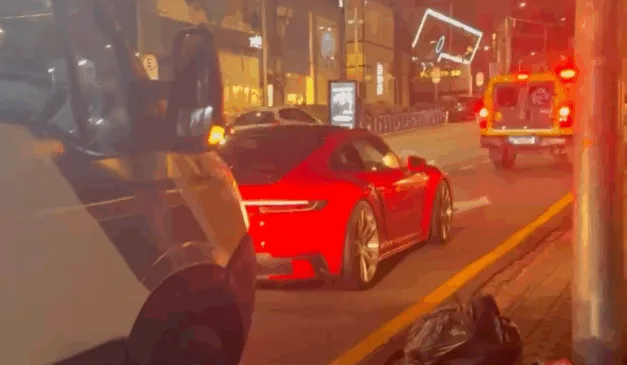 Imagem do carro do influenciador parado pela PM.