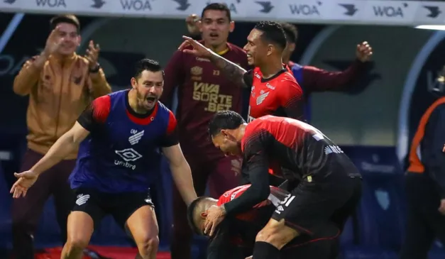 Jogadores do Athletico comemoram com Renan Peixoto o gol do meio de campo.