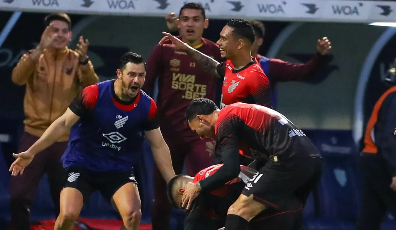 Jogadores do Athletico comemoram com Renan Peixoto o gol do meio de campo.